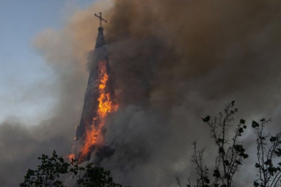 Ardieron dos iglesias en las protestas en Santiago de Chile