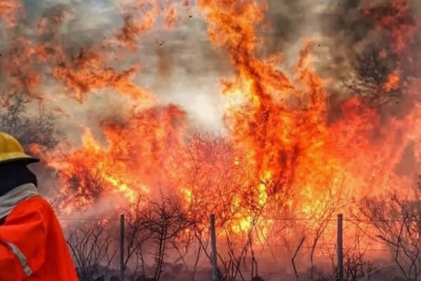 Continúa el combate de un incendio forestal en Capilla del Monte