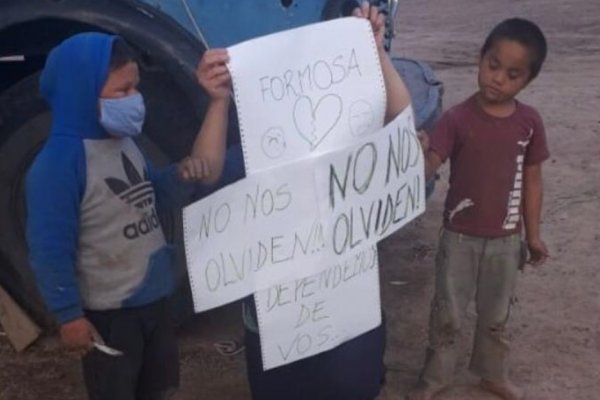 Una familia vive refugiada bajo un árbol porque no le permiten ingresar a su provincia