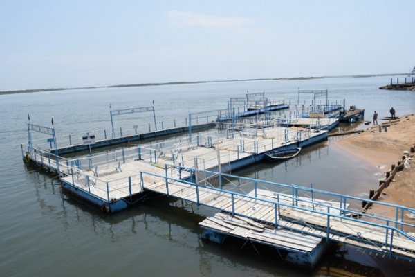 La pileta flotante de Regatas volvió al río