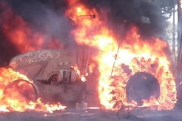 Impactante incendio de un tractor en una forestación