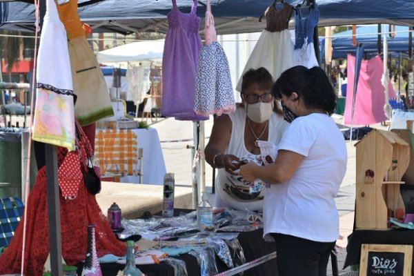 Con una gran variedad de productos, la Feria de Artesanos estuvo en la plaza Cabral
