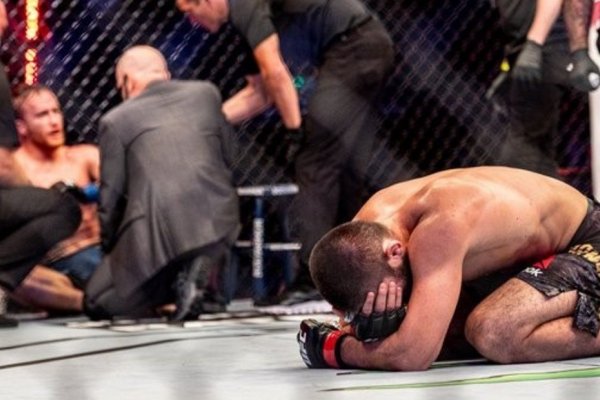Khabib desmayó a su rival y llorando anunció su retiro de UFC