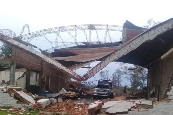 Caídas de postes y cortes de luz en varias localidades por fuertes tormentas