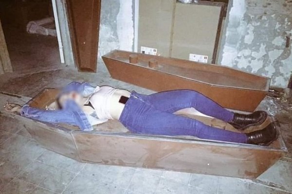 Insólito: Hicieron una fiesta clandestina en un depósito de ataúdes cerca de un cementerio