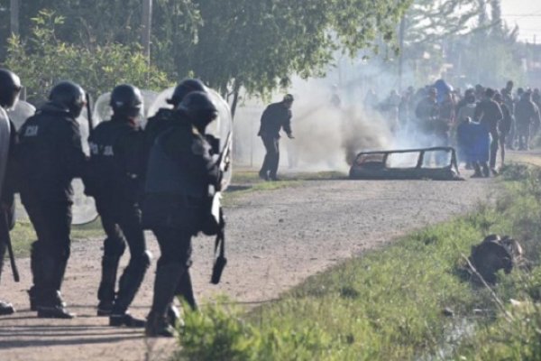 Tensión en Guernica: Incidentes en medio del desalojo