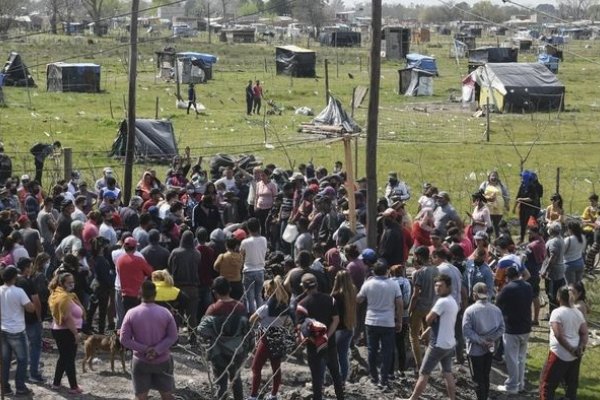 Guernica: El fiscal dijo que hay 35 detenidos y que hallaron facas y hierros clavados en el barro