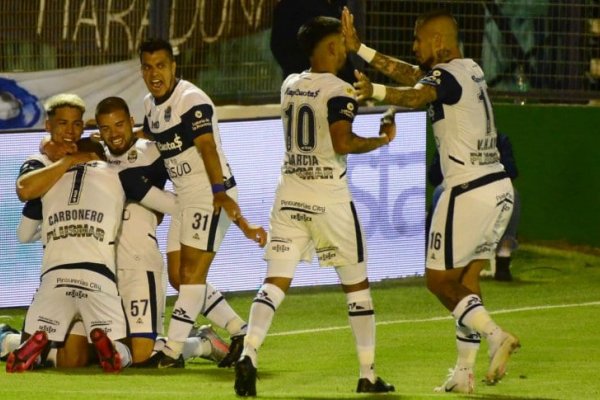 Gimnasia goleó a Patronato en el inicio de la Copa de la Liga Profesional