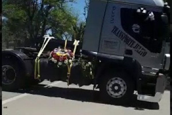 El cortejo fúnebre recorrió la ciudad con el ataúd en un camión