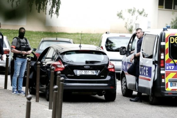 Nuevo ataque en una iglesia francesa: un sacerdote fue herido de bala en Lyon