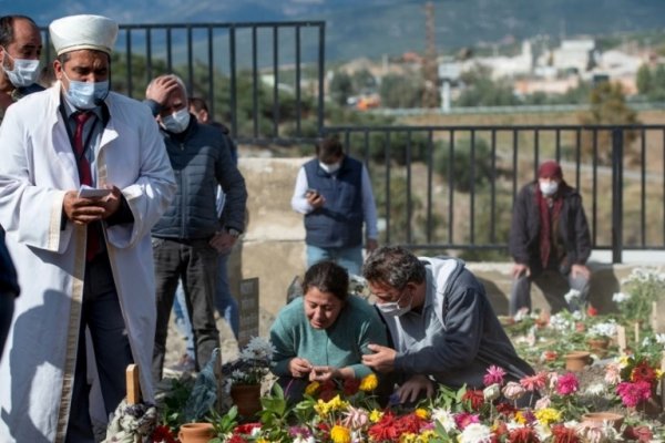 El terremoto que azotó a Turquía y Grecia dejó 51 muertos y más de 900 heridos