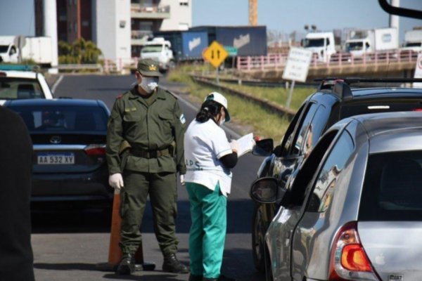 Cruzó el puente sin autorización y volvía al Chaco con un hombre escondido en el auto