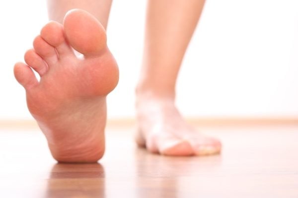 Cómo curar talones agrietados y cuidar los pies