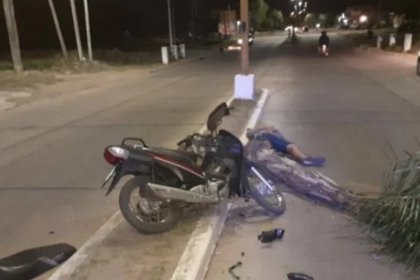 Motociclista herido grave al chocar contra una palmera