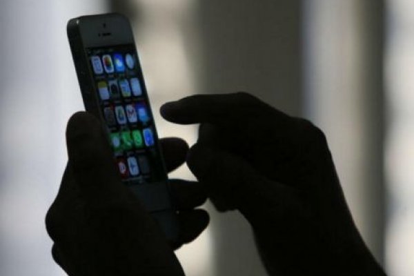 Denuncian el robo de un celular en el Hospital de Campaña