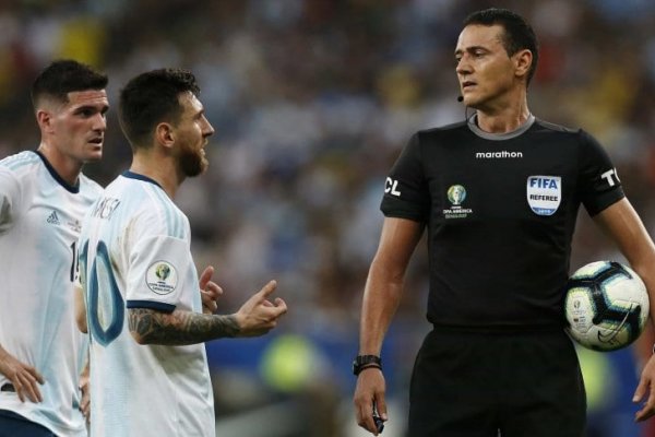 Los árbitros de la Selección Argentina serán Raphael Claus y Wilmar Roldán