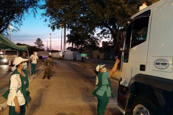 Envían a una mujer sola con sus hijos a hisoparse debajo del Puente a medianoche