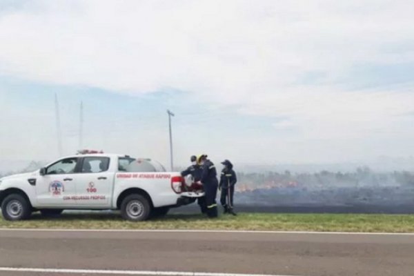 Bomberos de Itatí e Itá Ibaté combatieron un siniestro con apoyo de avión hidrante