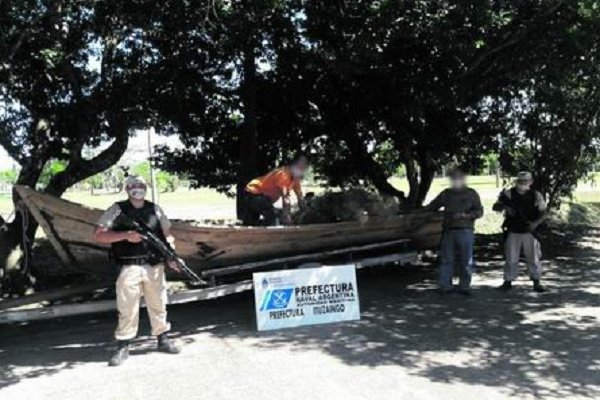 Campamento ilegal sobre una isla