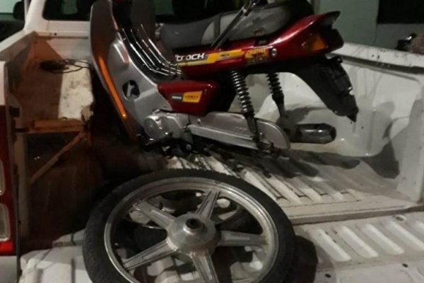 Robaron una moto y quisieron esconder entre pastizales