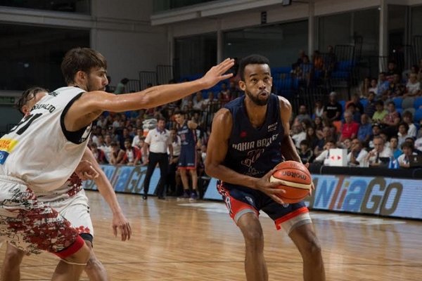Jamaal Levy se suma al remero