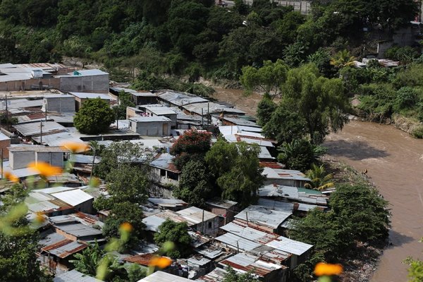 Al menos 57 muertos dejó Eta en Honduras, que ahora azota a Florida como tormenta