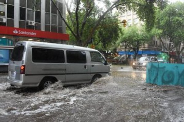 Intensas tormentas de lluvia y granizo en Mendoza: se inundaron las calles y el parque más emblemático de la ciudad