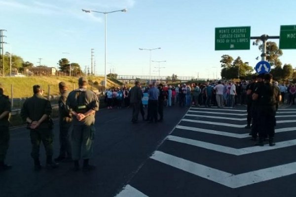 Vecinos de Mocoretá cortan la Ruta Nacional 14 por el cese de reten sanitario