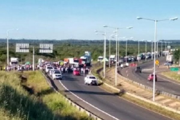 Tensión en el sur correntino: 20 kilómetros de fila de camiones varados por el corte de ruta 14