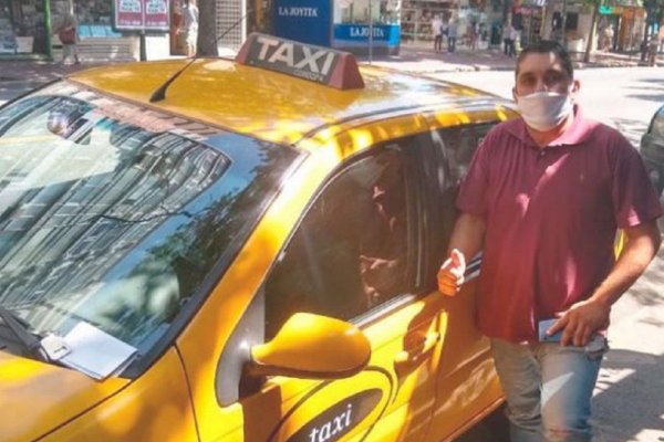 Un taxista devolvió un maletín con 500 mil pesos