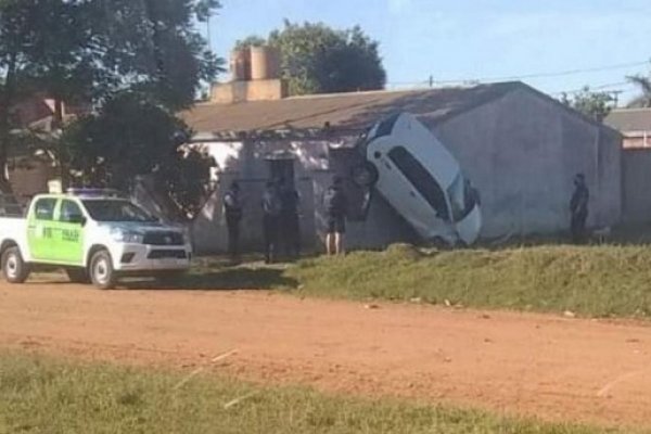 Insólito accidente: Auto terminó con la parte delantera contra el piso de una casa