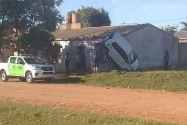 Insólito accidente: Auto terminó con la parte delantera contra el piso de una casa