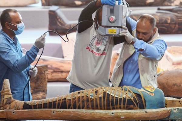 Egipto presenta un centenar de sarcófagos intactos de más de 2.000 años de antigüedad