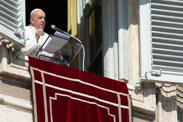 El Papa pide tender la mano a los pobres