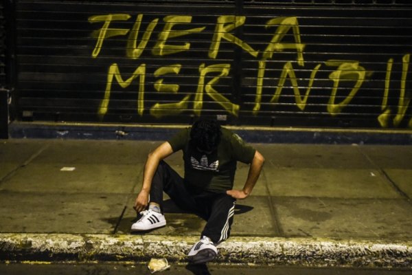 Renunciaron en Perú 12 ministros tras las primeras muertes en las protestas