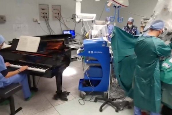 Operaron a un nene de 10 años mientras un doctor tocaba el piano