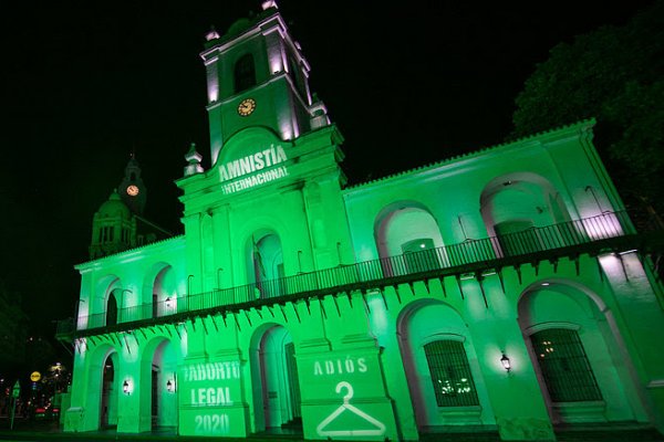 Amnistía Internacional iluminó el Cabildo de verde por el aborto legal