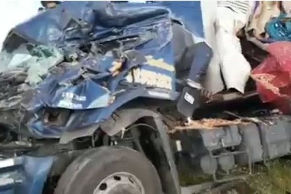 Un herido grave tras el impactante choque entre dos camiones