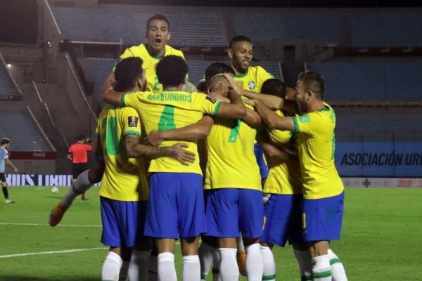 Brasil derrotó a Uruguay en el Centenario y se cortó en la punta de las Eliminatorias