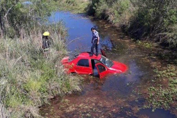 Espectacular despiste de un auto que terminó en un arroyo