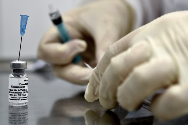 Los fabricantes de la vacuna rusa aseguran que el precio de la dosis será el menor del mercado