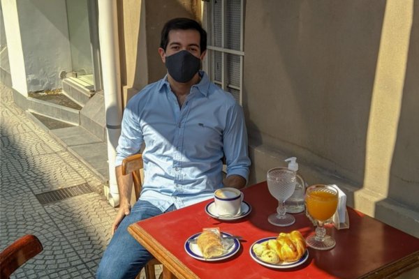 Rindió su última materia y festejó solo tomando un café