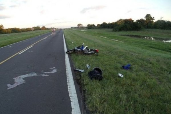 Dos personas que circulaban en motocicleta murieron tras chocar contra un camión