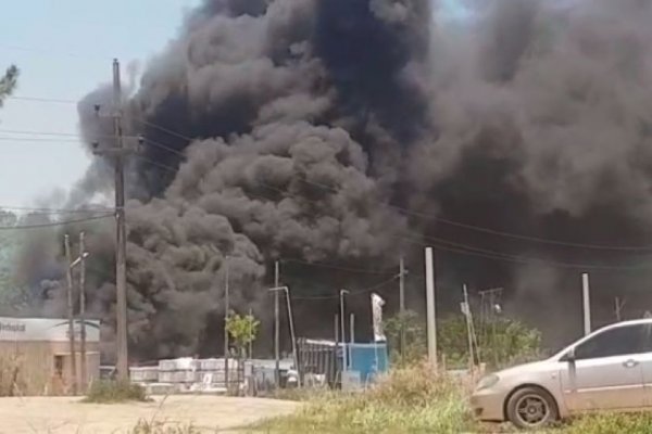 Impactantes imágenes del voraz incendio frente al Club Boca Unidos