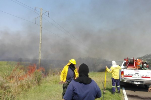 Postes de energía en peligro por el fuego a la vera de Ruta 5