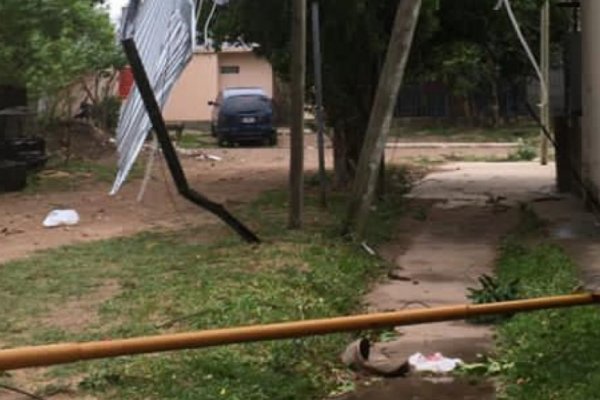 Vecinos conviven con cables de alta tensión en la vereda