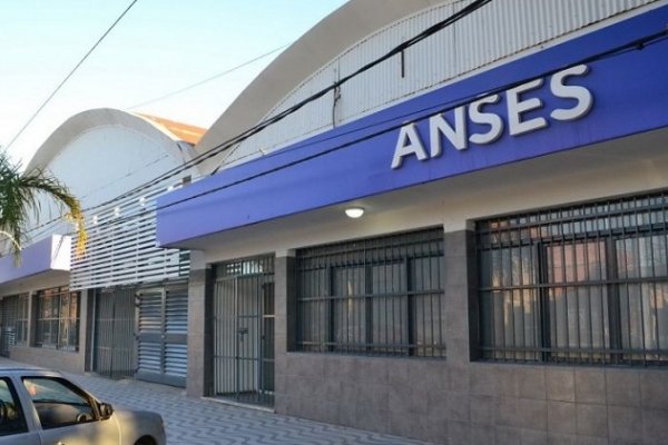 Denuncian que venden lugares en la fila de ANSES por 5 mil pesos