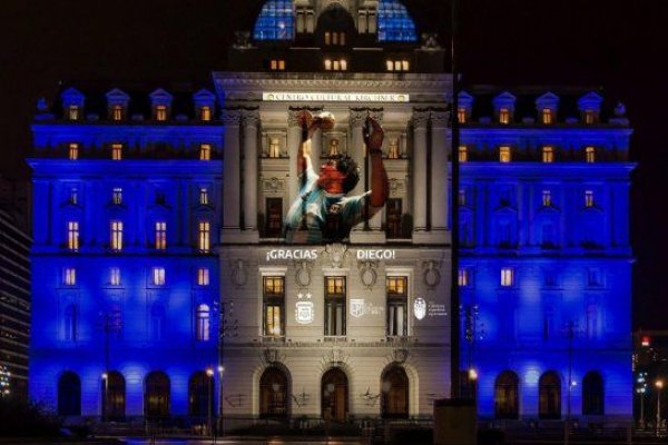 Los monumentos porteños homenajean a Maradona con luces
