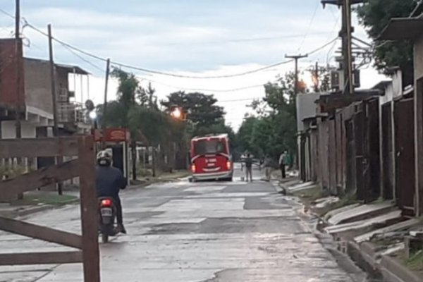 Un colectivo se hundió en medio del pavimento en el barrio 3 de Abril