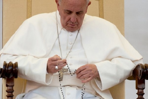 El Papa Francisco le envió un rosario a la familia Maradona
